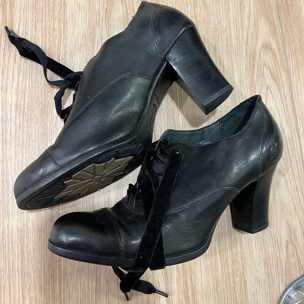 Born laced leather black booties🖤